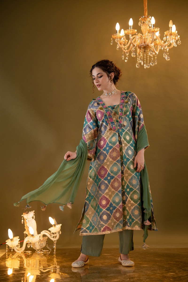 MULTICOLOUR ZARI SILK EMBROIDERED V-NECK KURTA SET